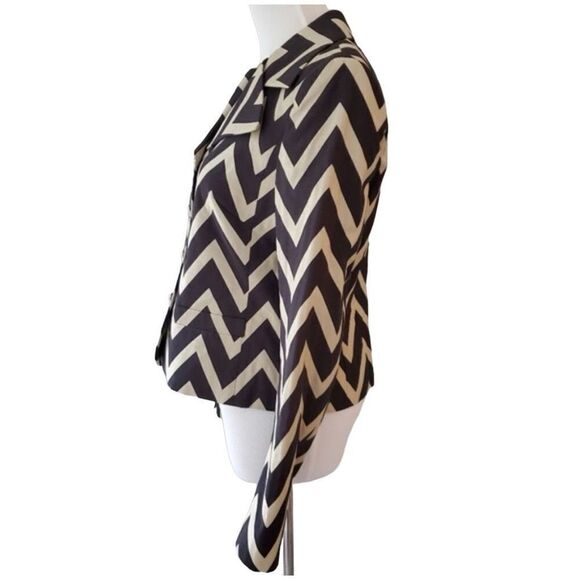 Escada Chevron Notch Lapel Jacket
Blazer Black Tan Size 34 USA 4 - Picture 5 of 8
